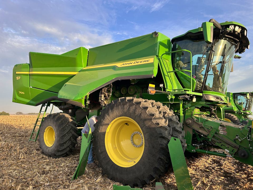John Deere S7 700