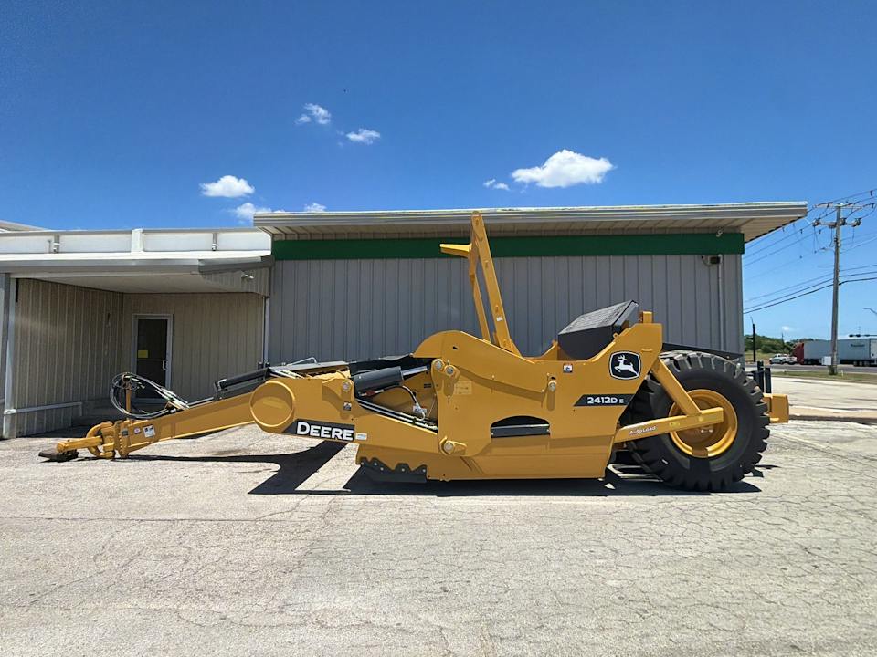 John Deere 2412DE