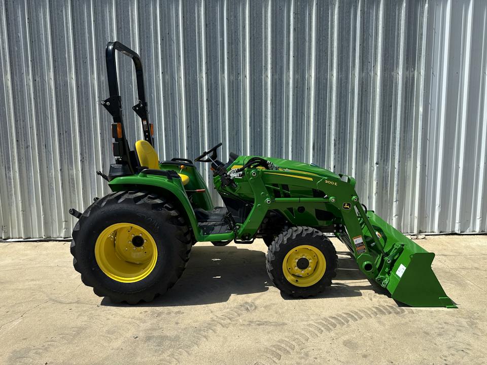 John Deere 3032E