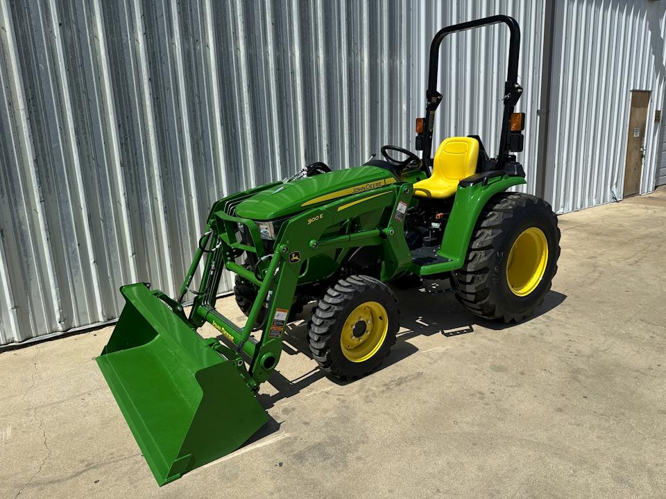 John Deere 3032E