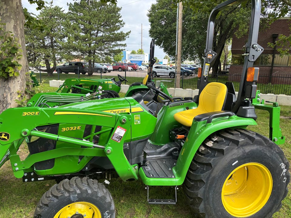 John Deere 3032E
