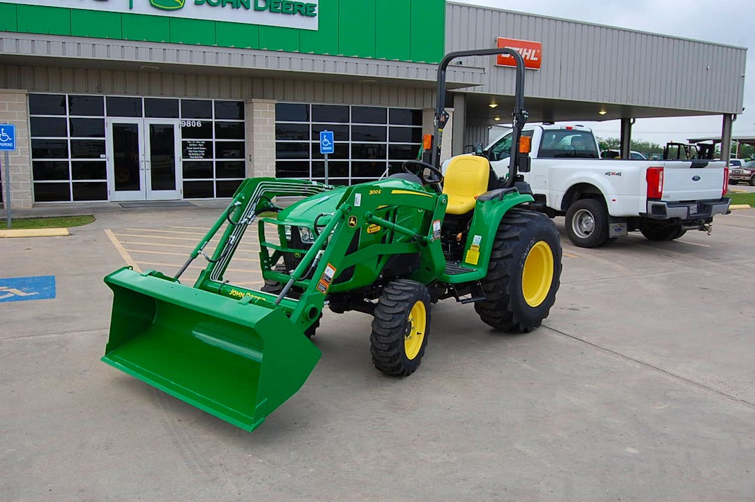 John Deere 3032E