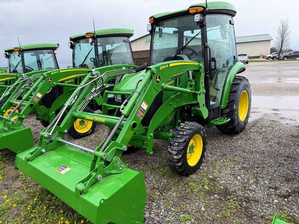 John Deere 3046R