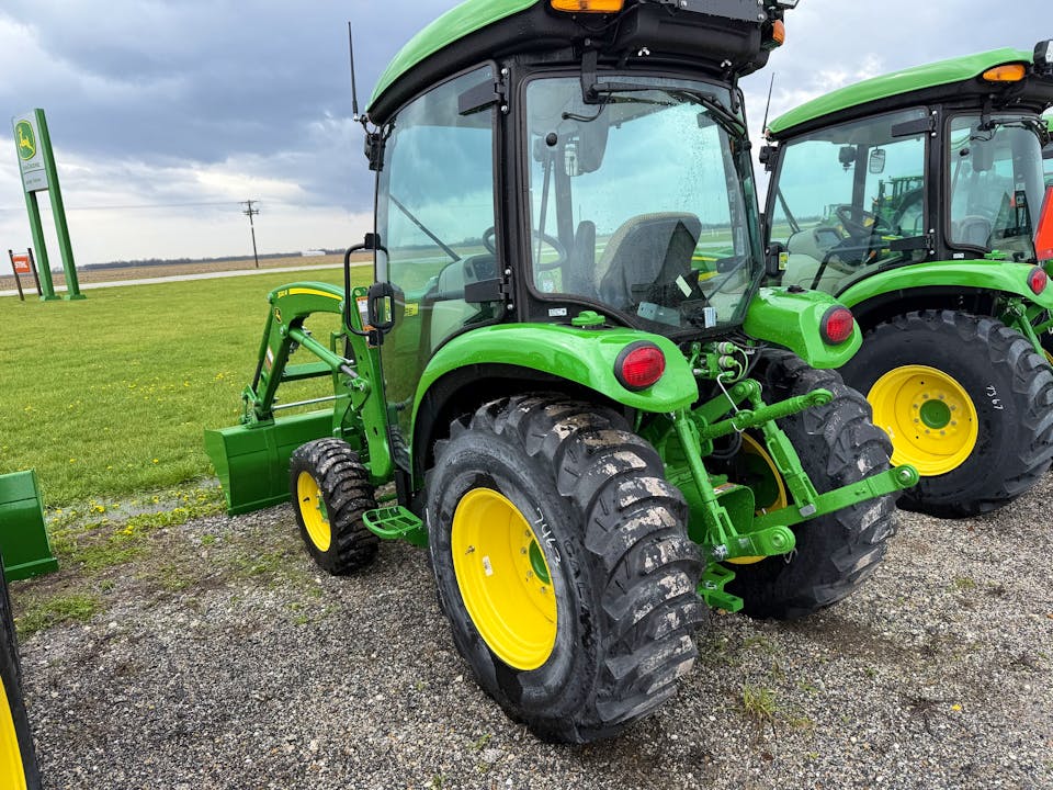 John Deere 3046R