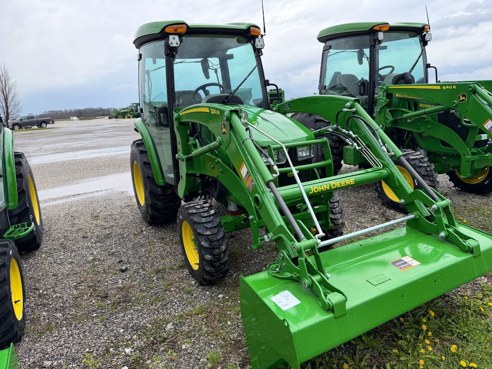 John Deere 3046R