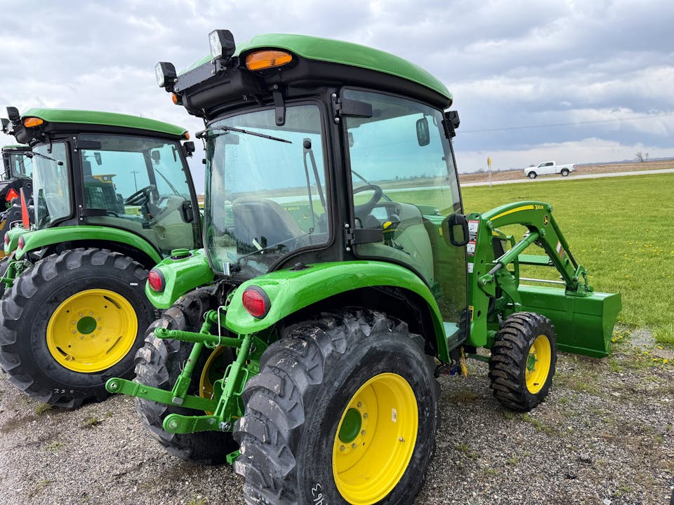 John Deere 3046R