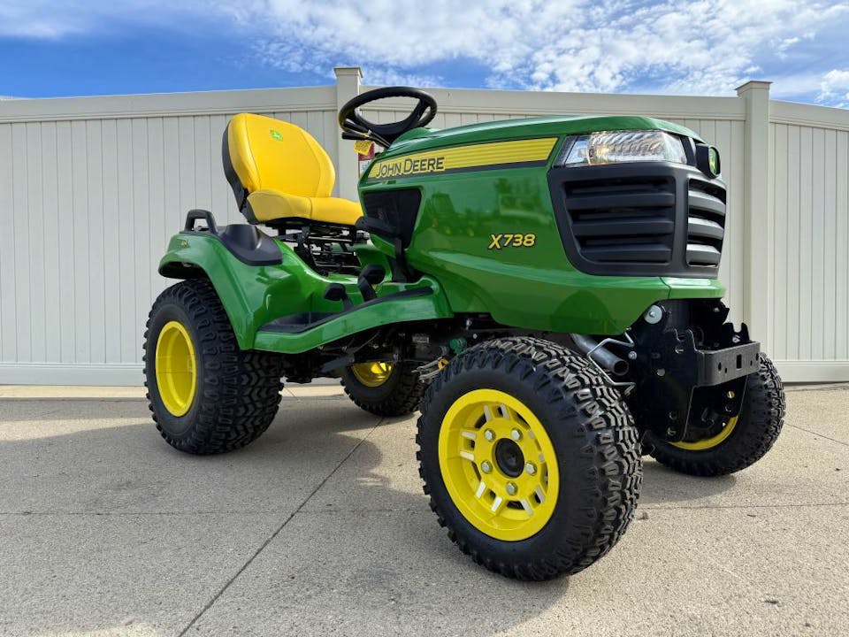 John Deere X738